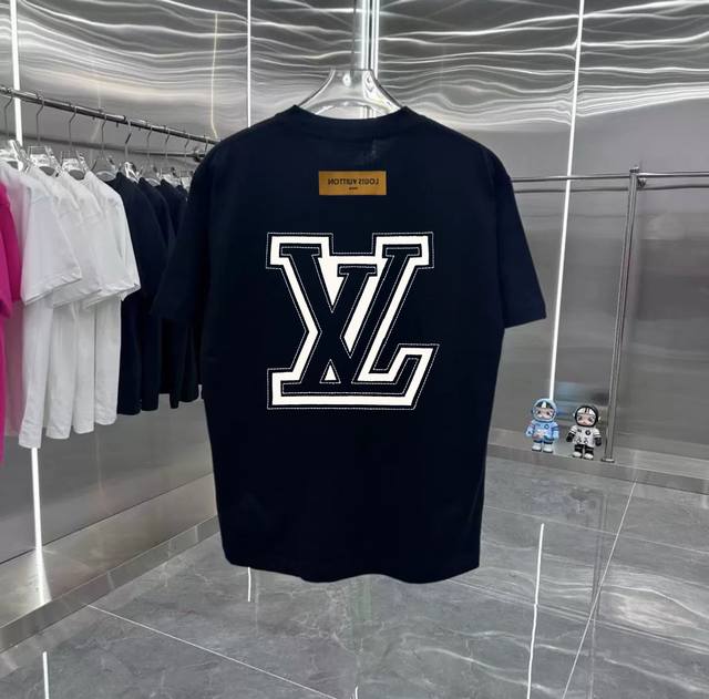 Lv复古情侣 印花短袖T落肩袖 重磅280G精梳棉材质 透气舒适 版型宽松 进口外贸级专柜印花，随意搓洗不褪色不变形。 情侣款 男女同款哦