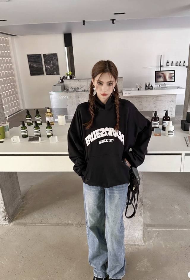 Balenciaga 23Ss巴黎世家最新倒字母刺绣连帽卫衣，460克大卫衣，宽松版型 男女同款。 颜色:黑 白 码数: Xs S M L 款号:2360#