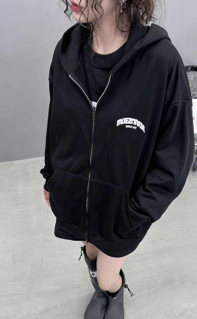 Balenciaga 巴黎世家Fw23字母绣花拉链连帽休闲卫衣，宽松版型 。 颜色:浅粉色 黑色 白色 码数:Xs S M L 款号:2358#