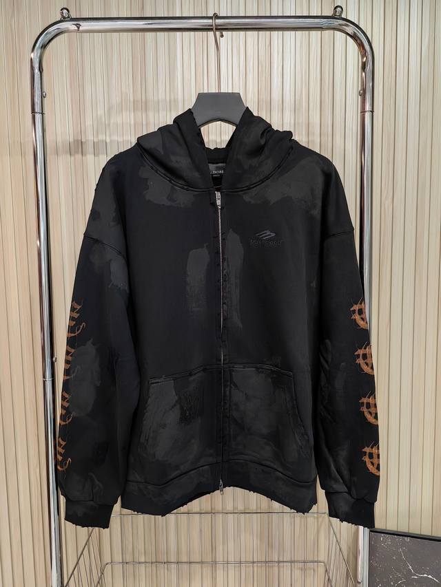 巴黎世家 Balenciaga23梵文拉链连帽卫衣，采用特殊做旧工艺，人工绘画梵文图案，成衣普洗 领口 袖子 下摆采用手工磨破工艺。 码数:Xs S M L 款