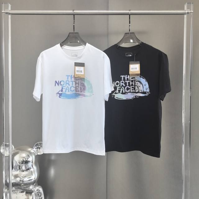供 不控价 芯片版本 The North Face 2025 北面胸前熔岩山脉图案印花休闲短袖T恤 绝美撞色图案设计就像打翻了调色盘 男女同款情侣款 夏季热销款