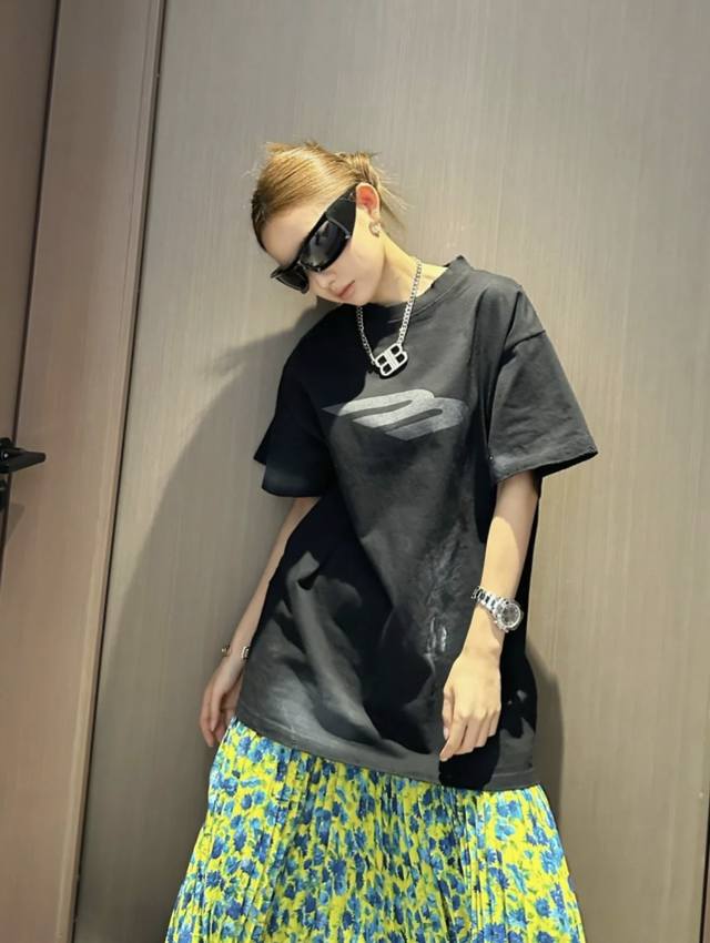 Balenciaga巴黎世家 24Ss 退色效果Logo 印花圆领短袖T恤 高重磅双纱纯棉面料 宽松版型 男女同款 颜色: 黑色 兰色 码数: Xs S M L