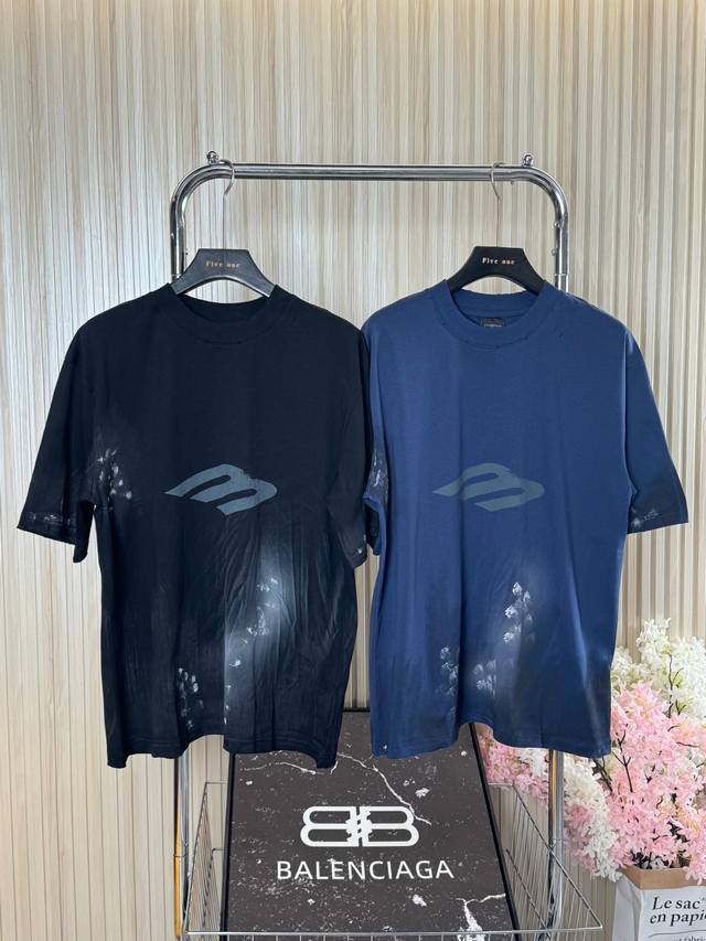 Balenciaga巴黎世家 24Ss 退色效果Logo 印花圆领短袖T恤 高重磅双纱纯棉面料 宽松版型 男女同款 颜色: 黑色 兰色 码数: Xs S M L