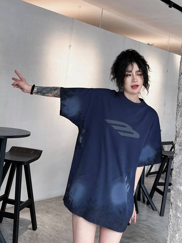 Balenciaga巴黎世家 24Ss 退色效果Logo 印花圆领短袖T恤 高重磅双纱纯棉面料 宽松版型 男女同款 颜色: 黑色 兰色 码数: Xs S M L