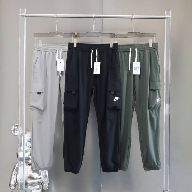 供 不控价 高品质 耐克海外专柜爆款工装速干裤 出口订单货 2025 Nike 工装冰丝速干裤 运动休闲 时尚潮流 上身颜值超高 男女同款 情侣夏季必入款 本款