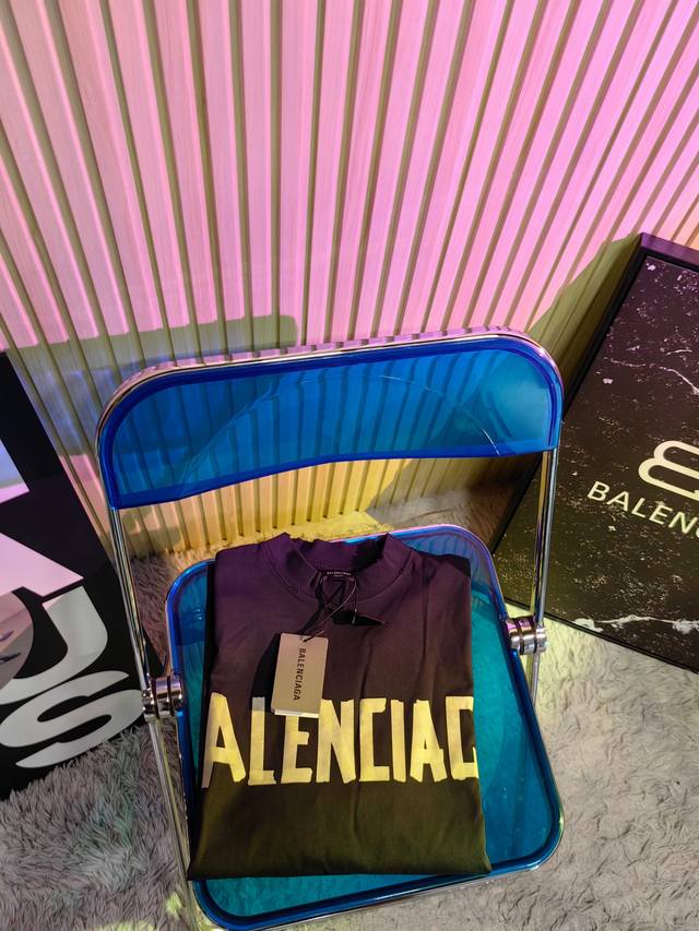 Balenciag 巴黎世家 春夏新款 洗水磨破美纹胶带字母长袖T恤，前后字母颜色不一样，领口各处磨破处理 宽松版型 男女同款 颜色:铁灰 码数 : Xs S