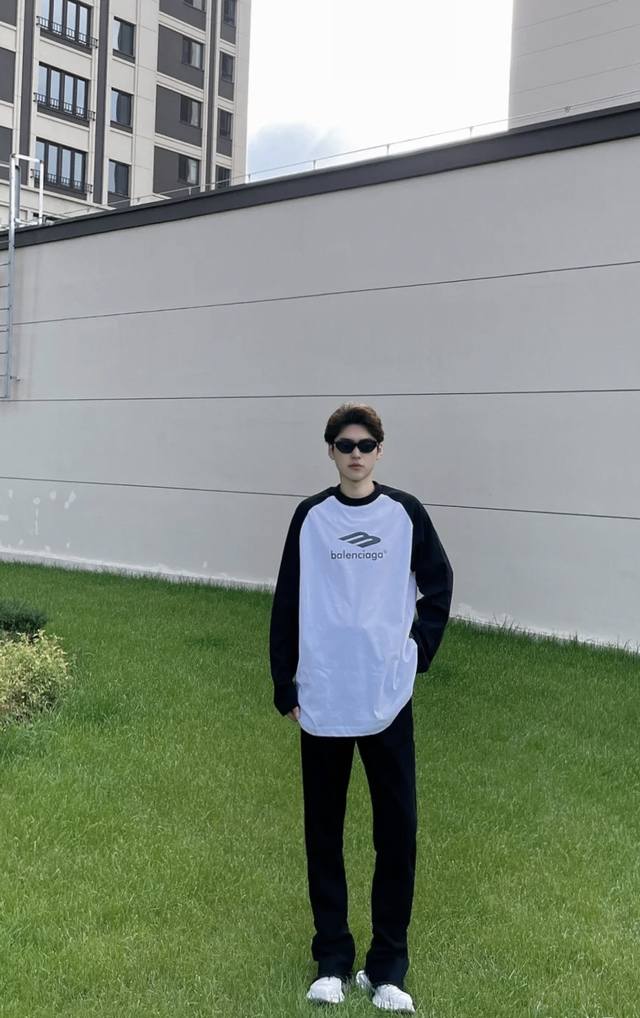 Balenciaga 23Ss巴黎世家插肩袖T，黑白拼色M标Logo印花T恤，男女同款 码数:Xs S M L 款号:2341#