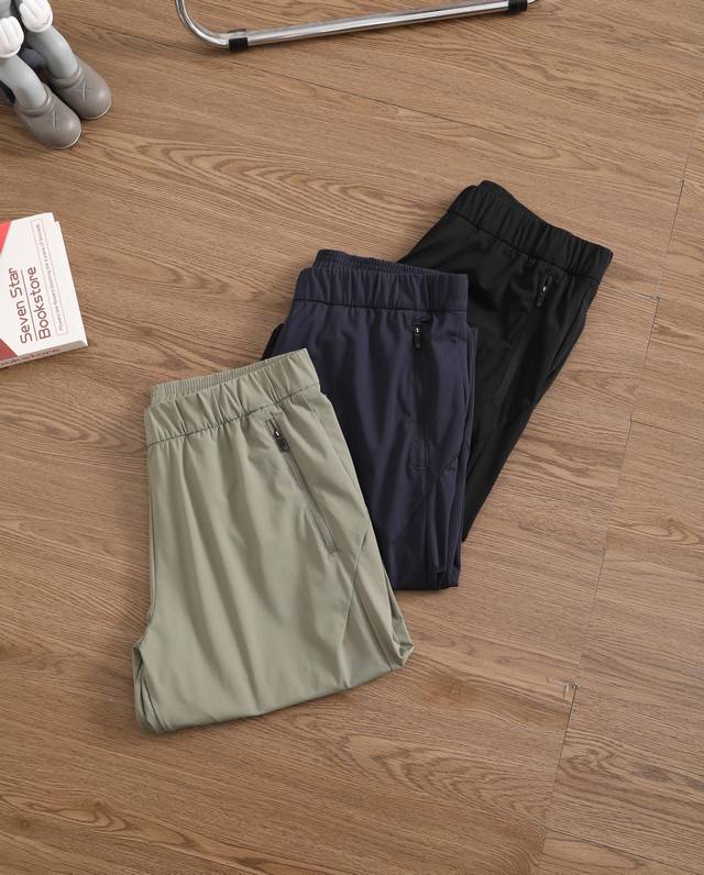 严选好货！Lululemon新款男士休闲运动长裤！经典时尚款，客供弹力速干梭织面料，爽滑细腻，舒适透气！3D立体裁剪版型，后腿处小标Logo烫印，腰部松紧抽绳，