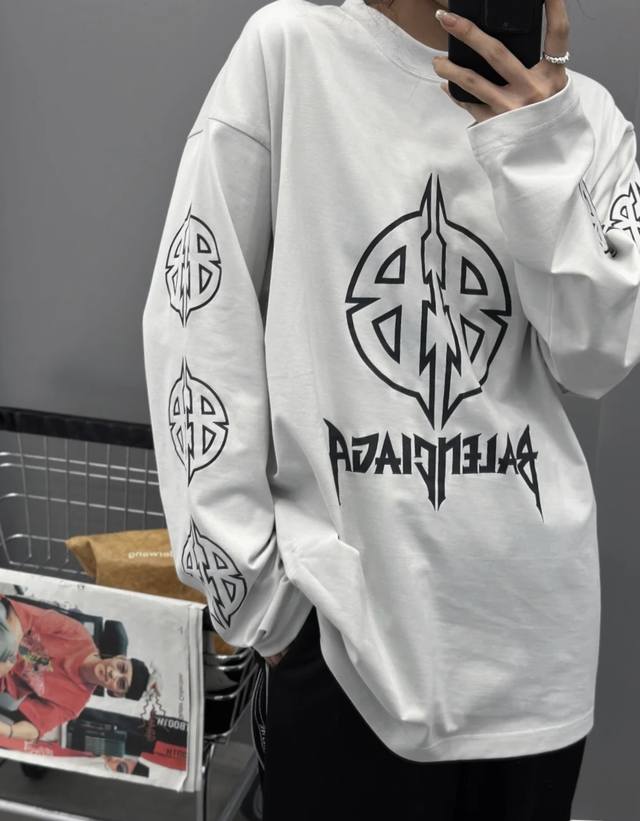 Balenciaga 23Ss巴黎世家 最新Blcg双B裂纹撕裂印花长袖T恤，采用原版进口280克双纱平纹纯棉布料，男女同款。 颜色:黑灰色，白色 码数:Xs