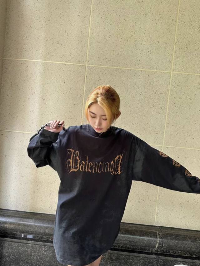 Balenciaga 巴黎世家23Fw秋冬 哥特字体梵文长袖T恤 手工泥染洗水做旧磨破 男女同款。 颜色:铁灰 码数:Xs S M L 款号:2342#