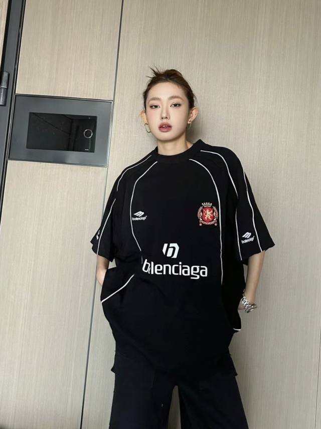 巴黎世家 Balenciaga 24夏季新款 曼联10号足球短袖T恤 杨超越同款 颜色: 黑色 白色 码数: Xs S M L 款号: 2456#
