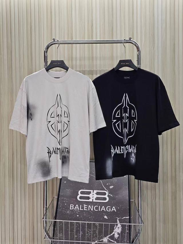 Balenciaga 24Ss 巴黎世家 春夏 新款 涂鸦做旧Bb短袖T恤 宽松版型 男女同款 颜色: 黑色 白色 码数: Xs S M L 款号:2455#