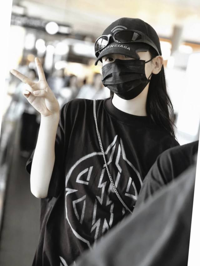Balenciaga 24Ss 巴黎世家 春夏 新款 涂鸦做旧Bb短袖T恤 宽松版型 男女同款 颜色: 黑色 白色 码数: Xs S M L 款号:2455#