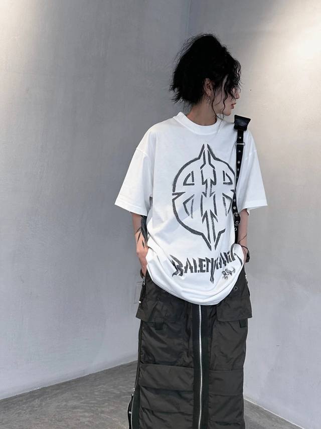 Balenciaga 24Ss 巴黎世家 春夏 新款 涂鸦做旧Bb短袖T恤 宽松版型 男女同款 颜色: 黑色 白色 码数: Xs S M L 款号:2455#