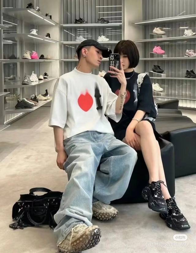 巴黎世家 23最新520限定款短袖T恤，晕染效果印花，领口有字母标志秀花，官网原版起样，高重磅双纱纯棉面料。 颜色:黑 白 码数:Xs S M L