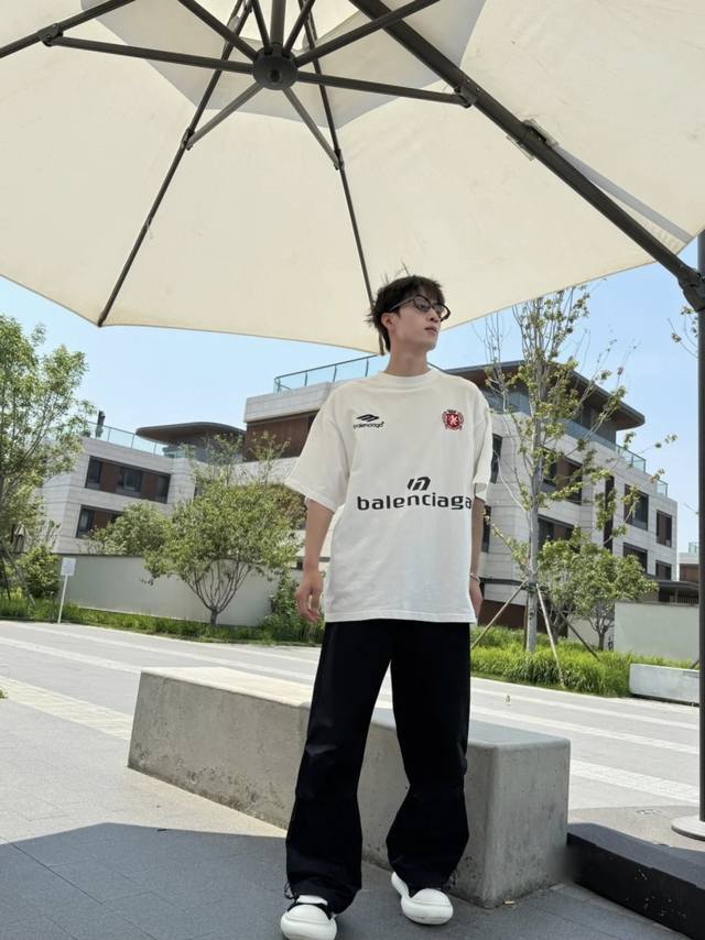 巴黎世家 曼联足球系列短袖T恤 前幅刺绣和印花工艺 高克重双纱纯棉面料 宽松版型 男女同款 颜色 :黑色 白色 码数: Xs S M L 款号:2452#
