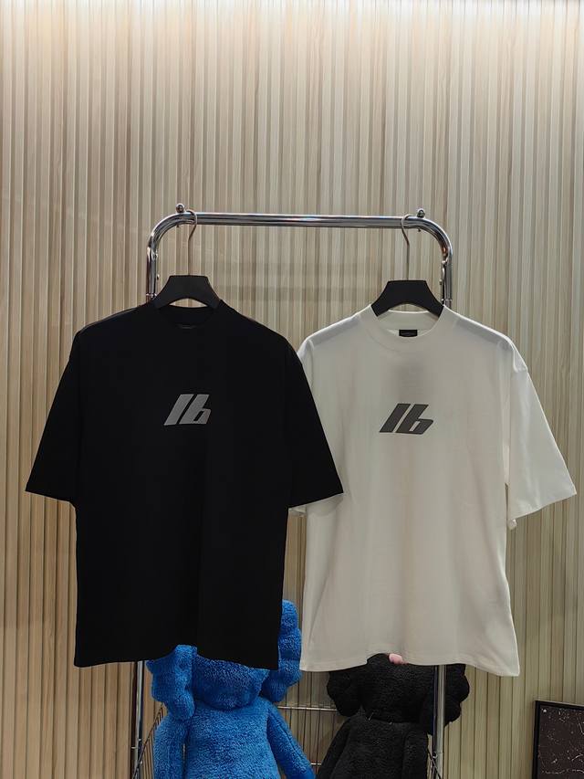 Balenciaga 巴黎世家最新Logo印花短袖T恤 前后印花高克重双纱纯棉面料 版型宽松 男女同款 颜色: 黑色 白色 码数: Xs S M L 款号: 2