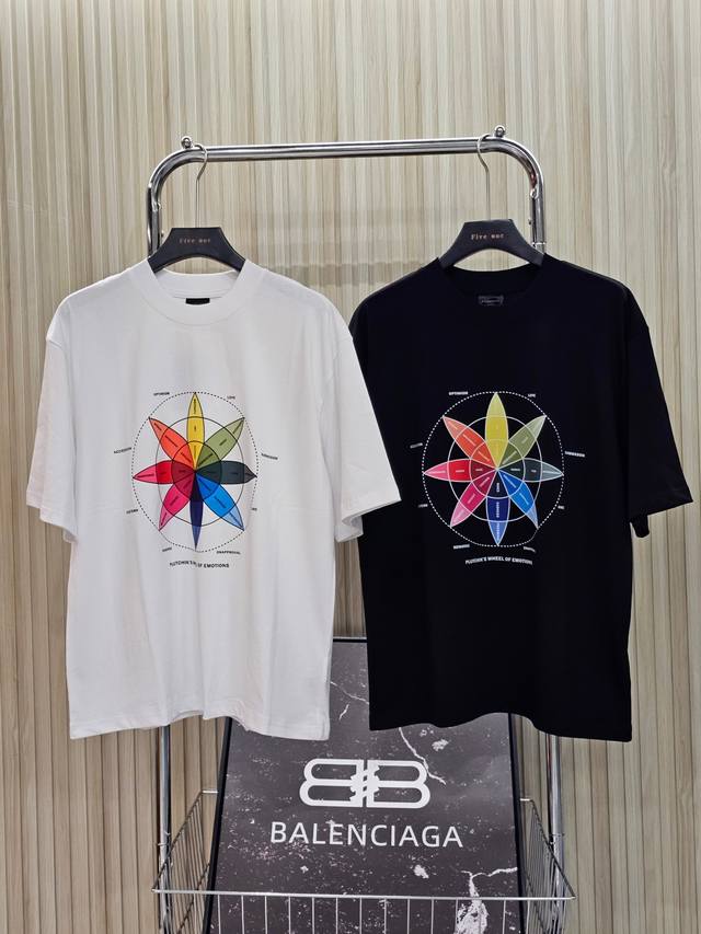 巴黎世家 Balenciaga 24新款 彩色罗盘印花短袖T恤 高克重双纱纯棉面料 宽松版型 男女同款 颜色:黑色 白色 码数: Xs S M L 款号: 24
