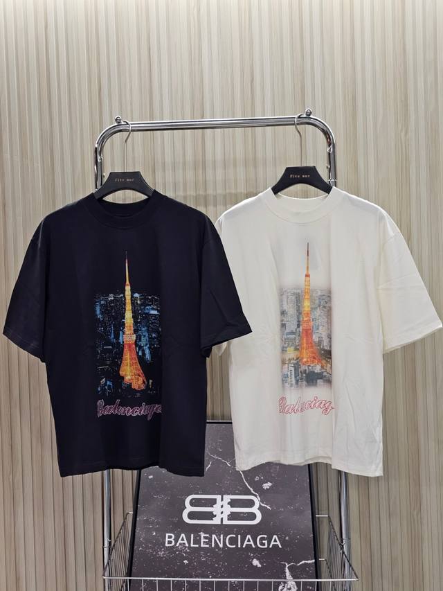 巴黎世家24Ss京东银座限定 黑色夜景 白色日景 直濆印花洗水做旧短袖T恤 高克重双纱纯棉面料 宽松版型 男女同款 颜色:巴黎铁灰 奶白色 码数: Xs S M