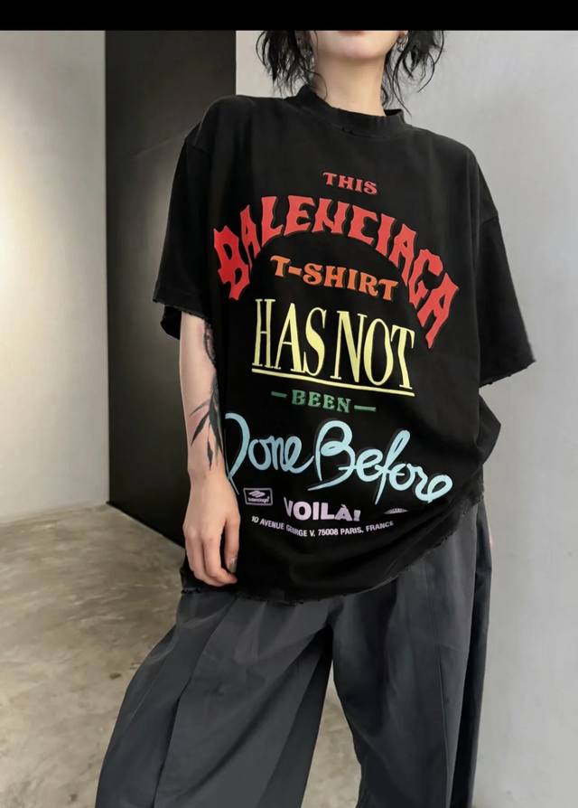 巴黎世家 Balenciaga 新款T恤 胸前最新撞色胶印设计 做了洗水磨破工艺 高克重纯棉面料，宽松版型 男女同款 颜色: 黑色 白色 码数: Xs S M