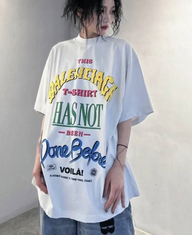 巴黎世家 Balenciaga 新款T恤 胸前最新撞色胶印设计 做了洗水磨破工艺 高克重纯棉面料，宽松版型 男女同款 颜色: 黑色 白色 码数: Xs S M