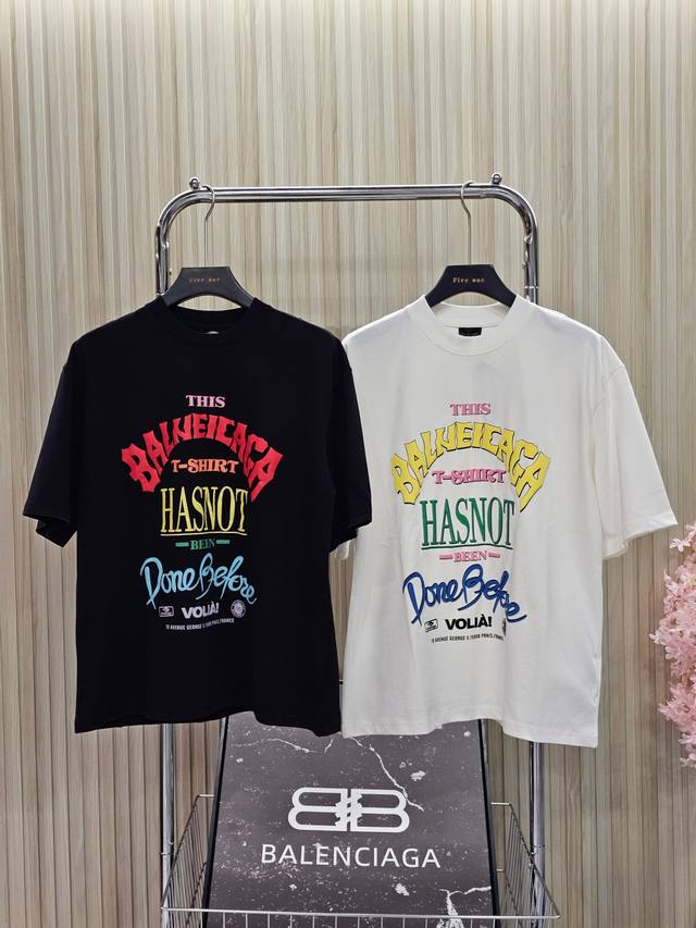 巴黎世家 Balenciaga 新款T恤 胸前最新撞色胶印设计 做了洗水磨破工艺 高克重纯棉面料，宽松版型 男女同款 颜色: 黑色 白色 码数: Xs S M
