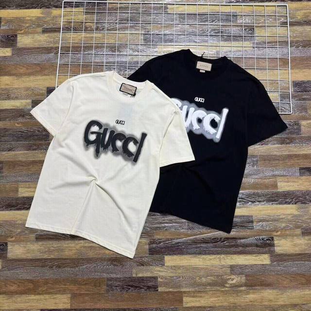 新款上新 最新爆款 Gucci 古奇情侣款夏季男女同款宽松版型双水印花字母胸前泡芙短袖T恤！潮流时尚个性青年半截袖体恤。面料都是采用最好的双纱全棉面料，衣服细节