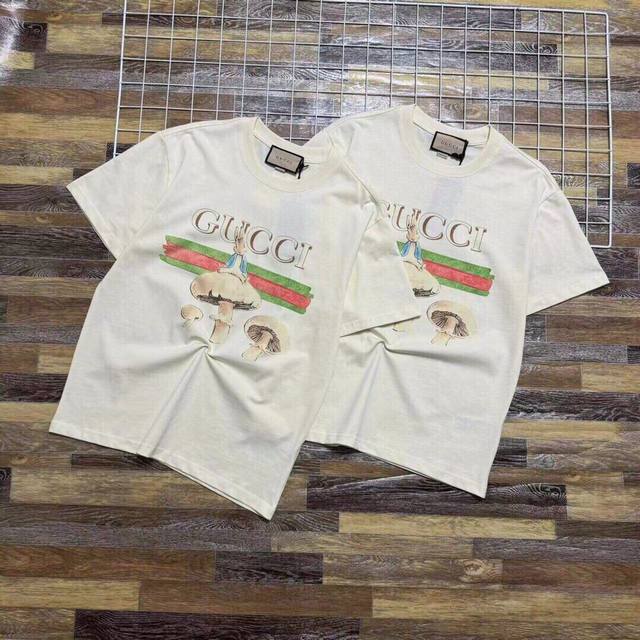 新款上新 独家爆款推荐高版本Gucci 古驰夏季彼得兔石墨印花蘑菇云情侣款圆领短袖T恤，流氓兔彩色前福水印花。衣服印花怎么洗也不会掉落 双纱240G精梳棉面料，