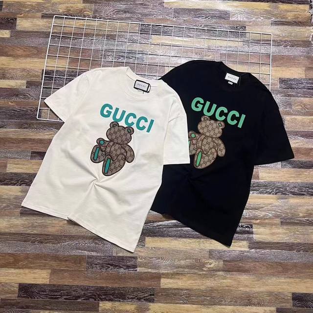 新款上新 独家爆款来袭2025最高版本Gucci绿熊贴布刺绣字母印花男女同款X短袖宽松圆领T恤 绿熊元素！ 250克、32支双纱纯棉面料 + 印花+ 进口机器刺