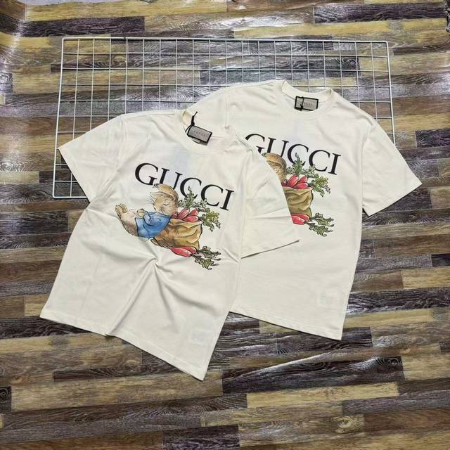 新款上新 独家定制高版本Gucci古驰夏季爱吃胡萝卜的兔子石墨印花男女情侣款圆领短袖T恤，双纱280G精梳棉面料 胡萝卜前福印兔子。Gucci超爆新款！！ 夏新