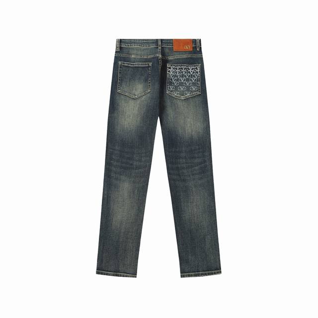 G358# 华伦天奴 2025秋季新品牛仔裤，采用进口客供日本Denim平纹棉质牛仔面料梭织生产，三标齐全，顶尖的石磨水洗工艺让质感达到80年代的老味，柔软细腻