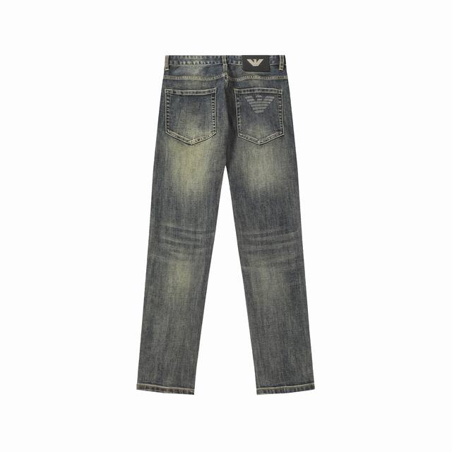 G362# 阿玛尼 2025秋季新品牛仔裤，采用进口客供日本Denim平纹棉质牛仔面料梭织生产，三标齐全，顶尖的石磨水洗工艺让质感达到80年代的老味，柔软细腻舒