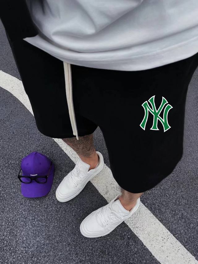 Mlb Ny洋基队专柜同步兜口绿标印花情侣男女同款短裤 不要说你不喜欢这条裤子，简单的版型加上精致的贴布设计！就用两个字绝了！大牌的版型真的无可挑剔，不同于市面