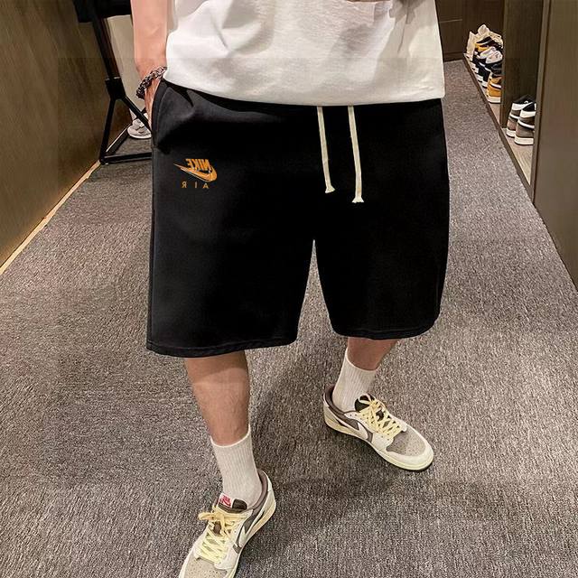 耐克Nike最新款基础橘标镂空字母印花男女情侣同款短裤 不要说你不喜欢这条裤子，简单的版型加上精致的贴布设计！就用两个字绝了！大牌的版型真的无可挑剔，不同于市面
