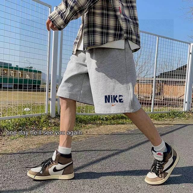 耐克Nike专柜同步联名款鲨鱼字母Logo印花男女情侣同款短裤 不要说你不喜欢这条裤子，简单的版型加上精致的贴布设计！就用两个字绝了！大牌的版型真的无可挑剔，不