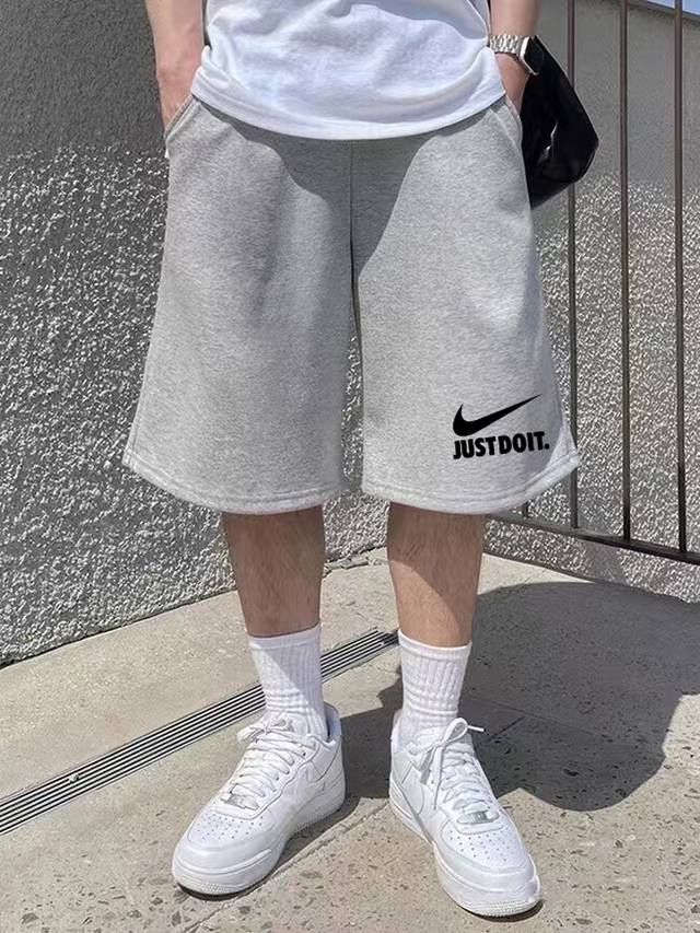 耐克Nike专柜同步新款Justdoit字母印花男女情侣同款短裤 不要说你不喜欢这条裤子，简单的版型加上精致的贴布设计！就用两个字绝了！大牌的版型真的无可挑剔，