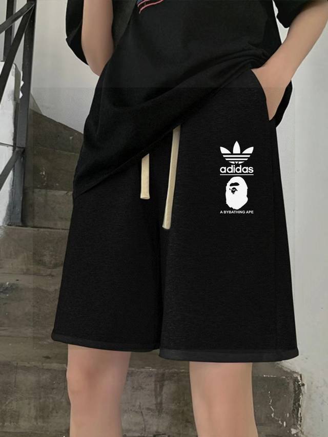 三叶草Adidas&Bape联名最新款字母联名印花男女情侣同款短裤 不要说你不喜欢这条裤子，简单的版型加上精致的贴布设计！就用两个字绝了！大牌的版型真的无可挑剔