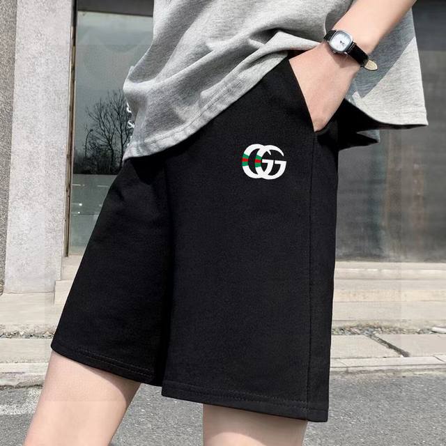 Gucci古驰专柜同步双G基础Logo毛圈情侣短裤 不要说你不喜欢这条裤子，简单的版型加上精致的贴布设计！就用两个字绝了！大牌的版型真的无可挑剔，不同于市面的上