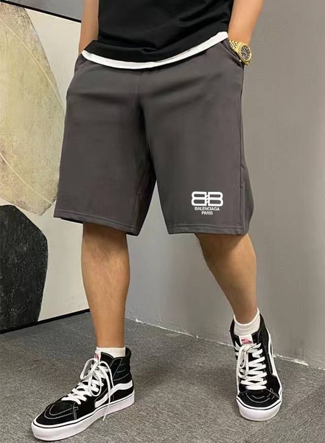 巴黎世家Balenciaga双B字母印花基础款男女情侣同款短裤 不要说你不喜欢这条裤子，简单的版型加上精致的贴布设计！就用两个字绝了！大牌的版型真的无可挑剔，不
