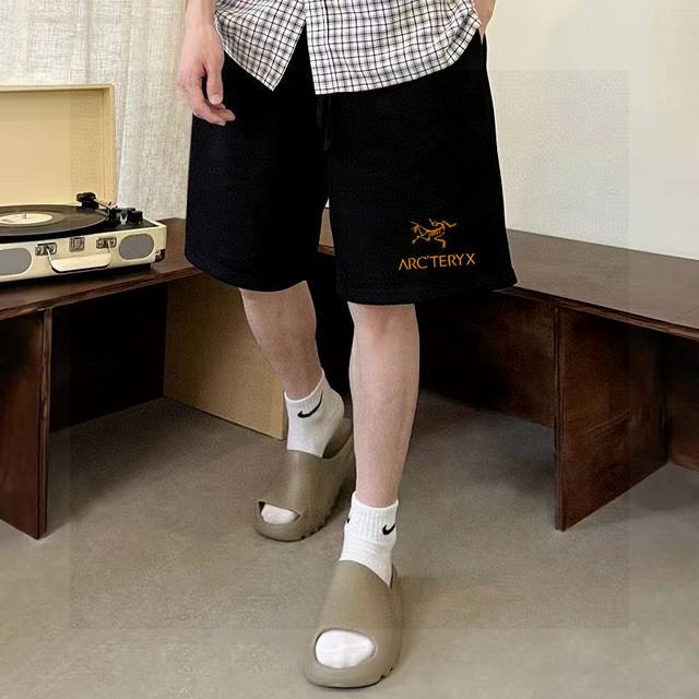 Arc'teryx始祖鸟最新款金标小Logo印花男女同款情侣短裤 不要说你不喜欢这条裤子，简单的版型加上精致的贴布设计！就用两个字绝了！大牌的版型真的无可挑剔，