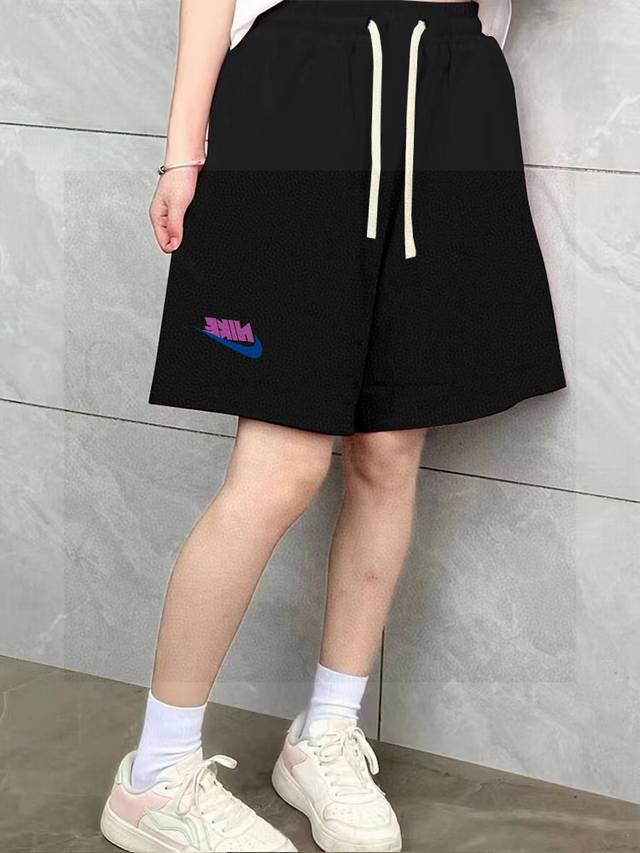 耐克Nike专柜同步拼色字母Logo联名款毛圈情侣短裤 不要说你不喜欢这条裤子，简单的版型加上精致的贴布设计！就用两个字绝了！大牌的版型真的无可挑剔，不同于市面