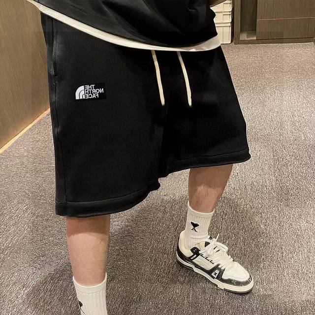 北面Tnf专柜同步基础贴布Logo联名款毛圈情侣短裤 不要说你不喜欢这条裤子，简单的版型加上精致的贴布设计！就用两个字绝了！大牌的版型真的无可挑剔，不同于市面的
