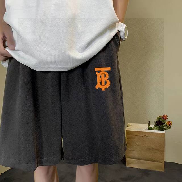 巴宝莉Tb字母专柜同步橘B基础Logo字母印花毛圈情侣短裤 不要说你不喜欢这条裤子，简单的版型加上精致的贴布设计！就用两个字绝了！大牌的版型真的无可挑剔，不同于