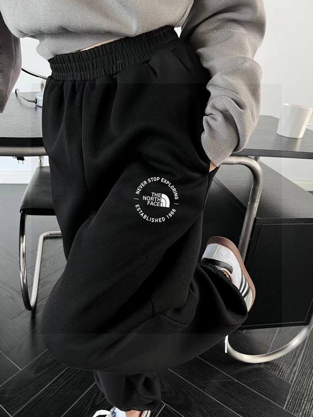 不加绒 高品质 北面Tnf基础基础圆标印花系列专柜同步情侣百搭卫裤 这两个颜色真的太就行！今年真的的是黑灰横行的一年！小姐姐小哥哥想要提亮肤色必须要选择这一款卫