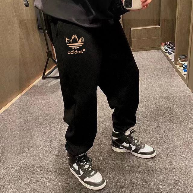 不加绒 高品质 Adidas三叶草宫崎骏动漫龙猫千与千寻无脸男联名款基础Logo男女同款卫裤 简单的设计加上基础精致的印花Logo，简单大方！没有人驾驭不了这款