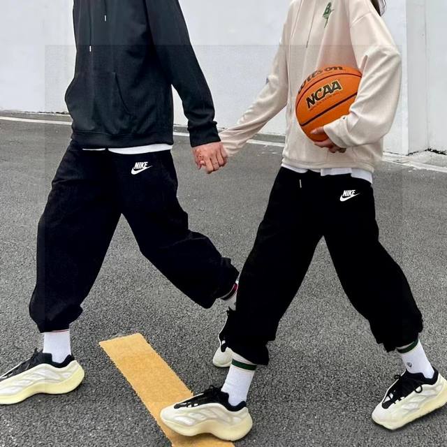 不加绒 耐克Nike 专柜同步新款基础小勾字母Logo印花情侣男女卫裤 简单的设计加上基础精致的印花Logo，简单大方！没有人驾驭不了这款秋季神裤！耐克系列的东