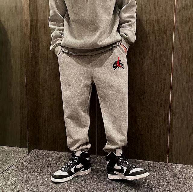 不加绒 Air Jordan &Nike 乔丹耐克联名款基础Logo毛圈卫裤 简单的设计加上基础精致的印花Logo，简单大方！没有人驾驭不了这款秋季神裤！耐克系
