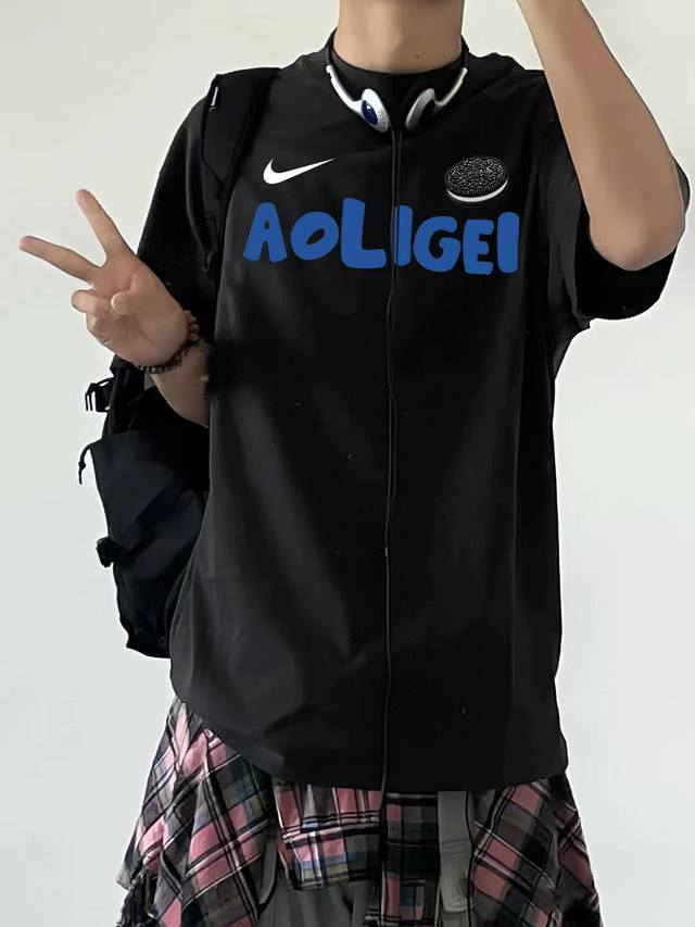 高品质 耐克Nike专柜同步奥利奥联名字母系列印花情侣短袖 采用260克定制精梳纯棉，领口定制螺纹不变形，三针五线做工，领口包包边条，肩膀处内里带压条，做工面料