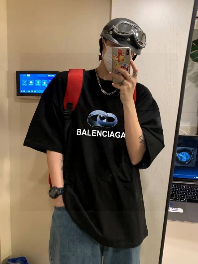 高品质 Balenciaga巴黎世家联名款经典双环字母Logo男女同款情侣三色短袖 采用260克定制精梳棉，三针五线做工，领口包包边条，肩膀处内里带压条，做工面