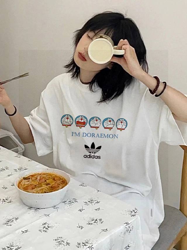 高品质 三叶草专柜同步多啦A梦联名款系列印花情侣短袖 采用260克定制精梳纯棉，领口定制螺纹不变形，三针五线做工，领口包包边条，肩膀处内里带压条，做工面料细节都
